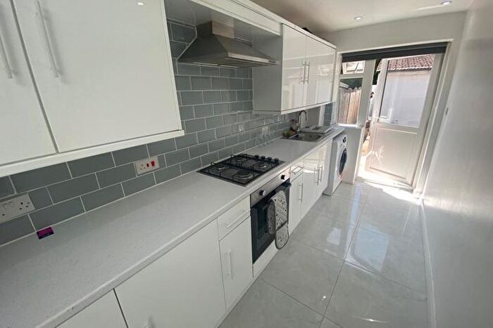 2 Bedroom Flat To Rent In Ribchester Avenue, Perivale, Greenford, UB6