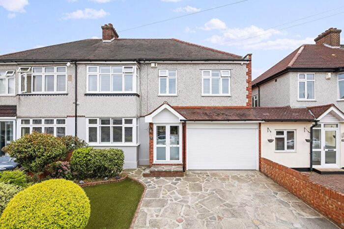 5 Bedroom Semi-Detached House For Sale In Tyndall Road, Welling, DA16