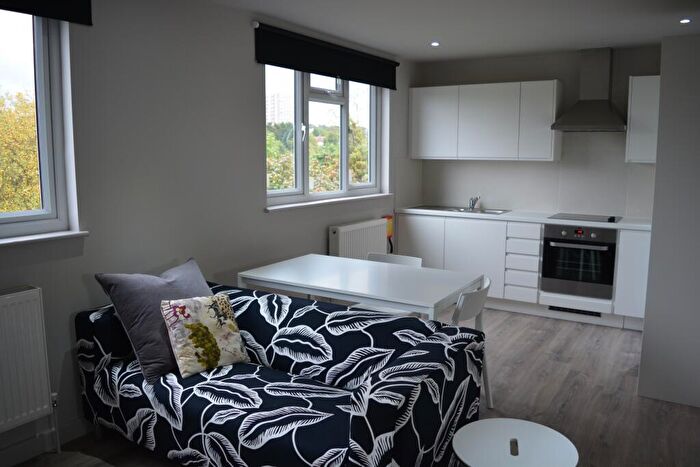 Studio To Rent In Hendon Way, London, NW2