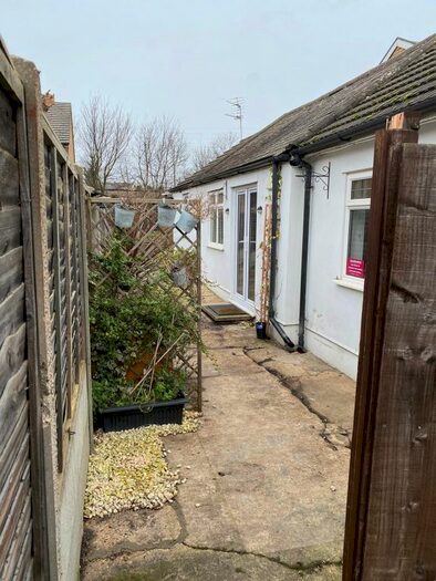 1 Bedroom Bungalow To Rent In Victoria Road, Romford, RM1