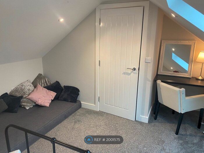 2 Bedroom Bungalow To Rent In Swane Road, Bristol, BS14