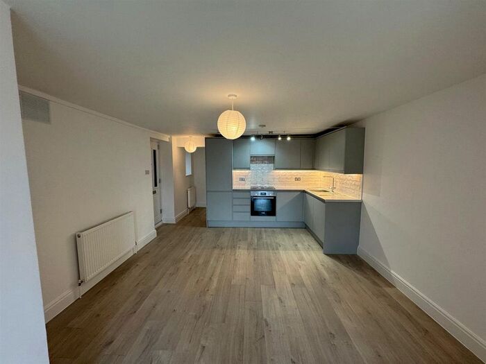 2 Bedroom Flat To Rent In Laburnham Road, Maidenhead, SL6