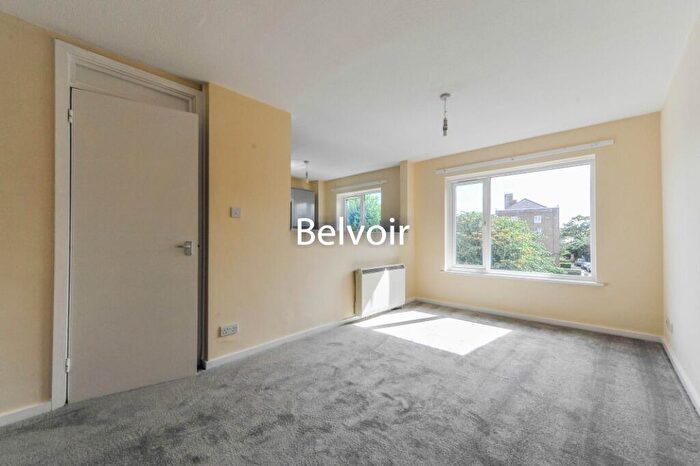2 Bedroom Flat To Rent In Tithe Barn Close, Kingston, KT2