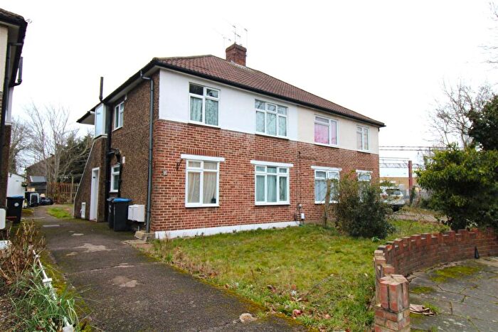 2 Bedroom Flat To Rent In Lyndhurst Gardens, Enfield, London, EN1