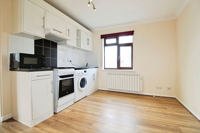 2 Bedroom Flat For Sale In Regents Close, Hayes, Middlesex, UB4