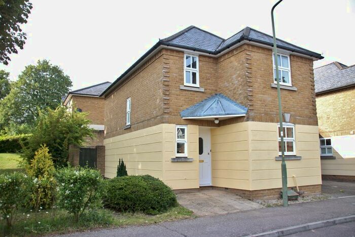 3 Bedroom Link Detached House To Rent In Balmoral Avenue, London, N11