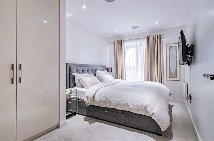 2 Bedroom Flat For Sale In East Drive, London, NW9