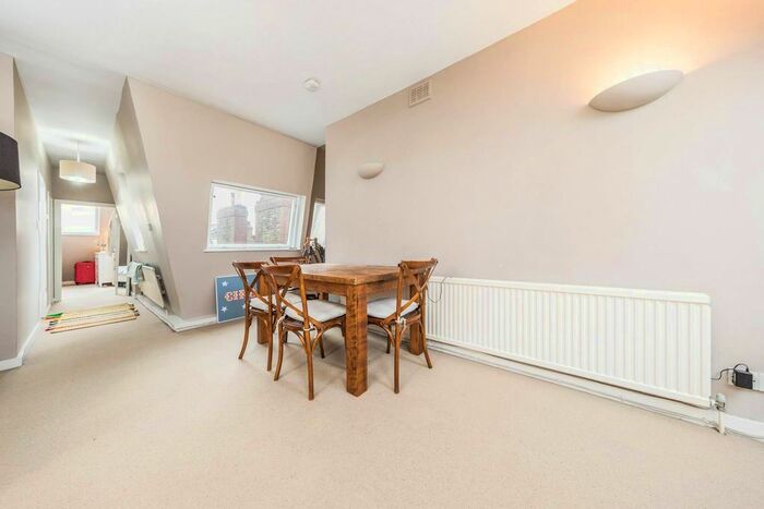 2 Bedroom Flat To Rent In Fulham Park Gardens, Fulham, London, SW6