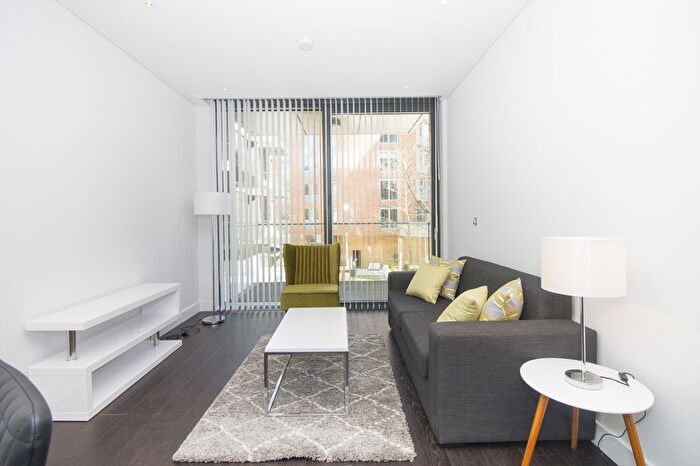 2 Bedroom Flat To Rent In Plaza Gardens, Putney, London, SW15