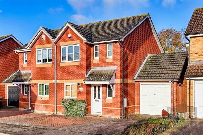 3 Bedroom Semi-Detached House For Sale In Corner Meadow, Harlow, CM18