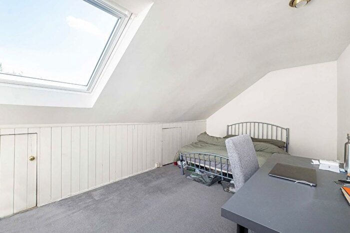 3 Bedroom Flat To Rent In Lewin Road, Streatham, SW16