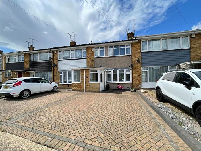 3 Bedroom Terraced House For Sale In Ashdown Close, Corringham, SS17