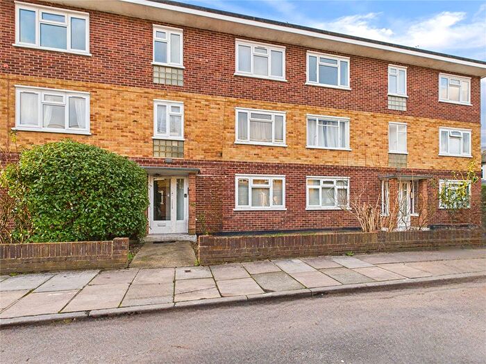 1 Bedroom Flat To Rent In Chelsea Close, Hampton Hill, TW12