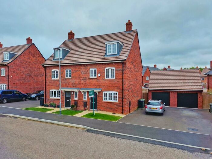 4 Bedroom Semi-Detached House For Sale In Heather Mead, Stewartby, Bedfordshire, MK43