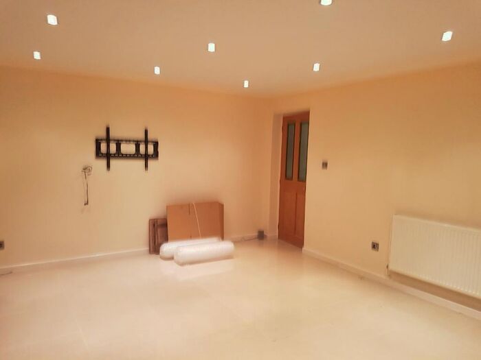 2 Bedroom Flat To Rent In Crimmond Rise, Halesowen, West Midlands, B63