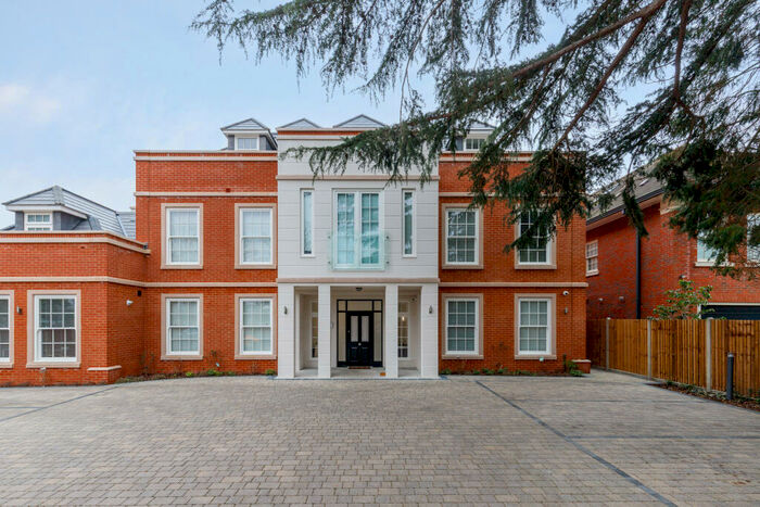 1 Bedroom Flat To Rent In Fairmile Lane, Cobham, Surrey, KT11