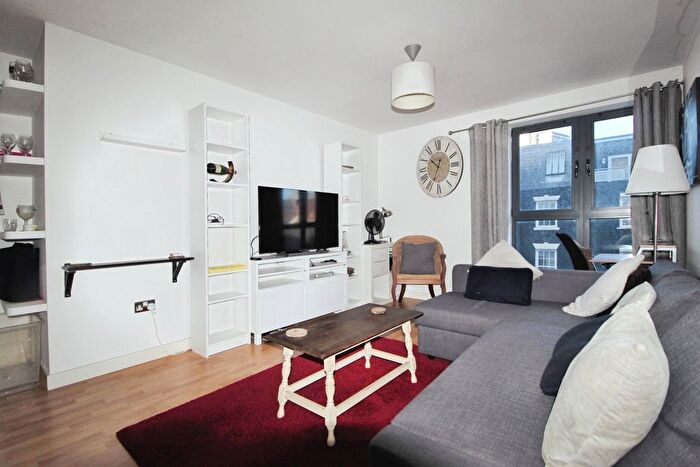 2 Bedroom Flat To Rent In Queens Dock Avenue, City Centre, Hull, HU1