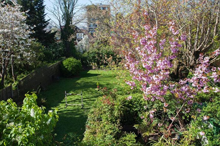 3 Bedroom Apartment To Rent In Lindfield Gardens, London, NW3