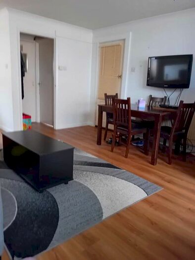 Maisonette To Rent In Craybury End, London, SE9