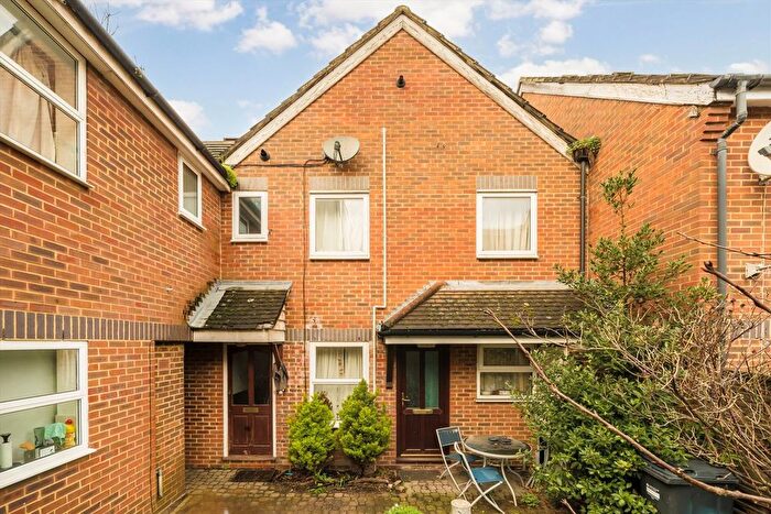 1 Bedroom Flat To Rent In Manor Vale, Brentford, TW8