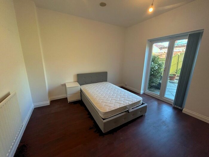 6 Bedroom House Of Multiple Occupation To Rent In Featherstone Grove, Newcastle Upon Tyne, NE3