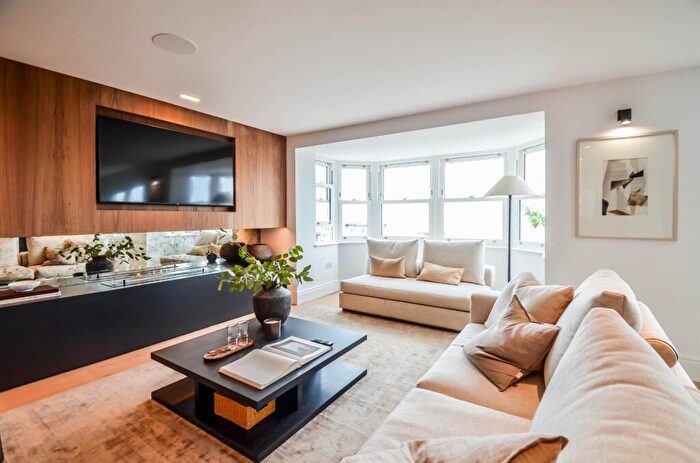 2 Bedroom Flat For Sale In The Ridgeway, Westcliff-On-Sea, SS0
