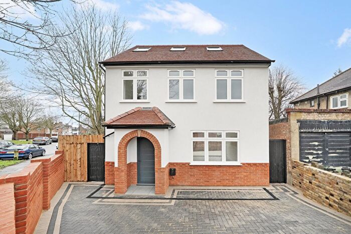 3 Bedroom Detached House For Sale In The Fairway, London, N14