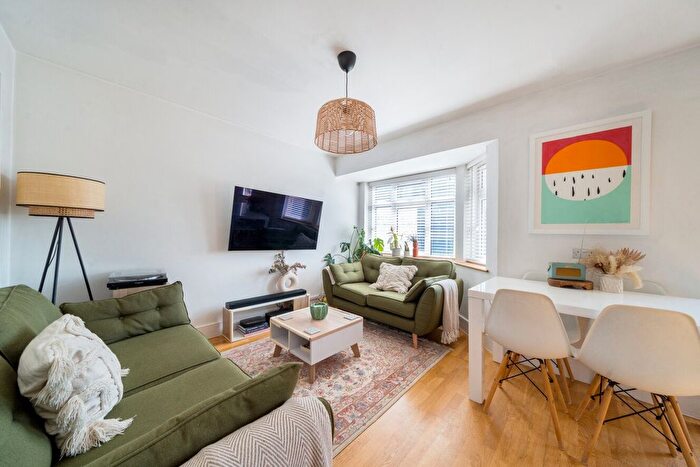 3 Bedroom Flat For Sale In Cloister Road, Acton, London, W3