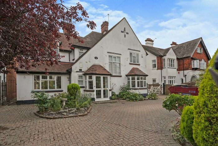 4 Bedroom Detached House To Rent In Woodside Road, IG8