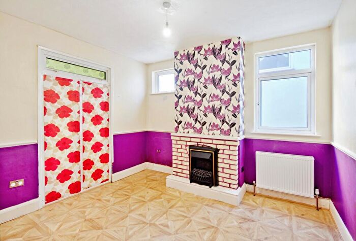 3 Bedroom End Of Terrace House For Sale In Rochester Drive, Westcliff-On-Sea, Essex, SS0