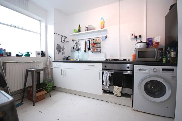 2 Bedroom Flat To Rent In Hackford Rd, Oval, London, SW9