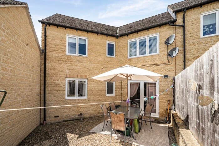 2 Bedroom Ground Maisonette For Sale In Bluebell Way, Carterton, Oxfordshire, OX18