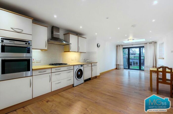 5 Bedroom End Of Terrace House To Rent In Gainsborough Road, North Finchley, London, N12