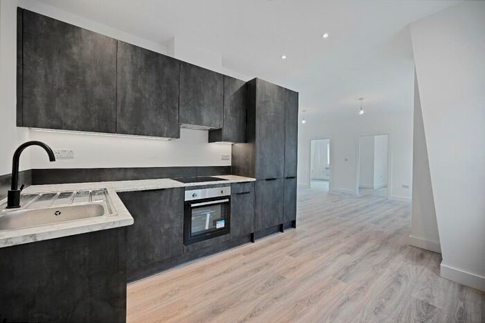 2 Bedroom Flat To Rent In The Grove, Slough, Berkshire, SL1