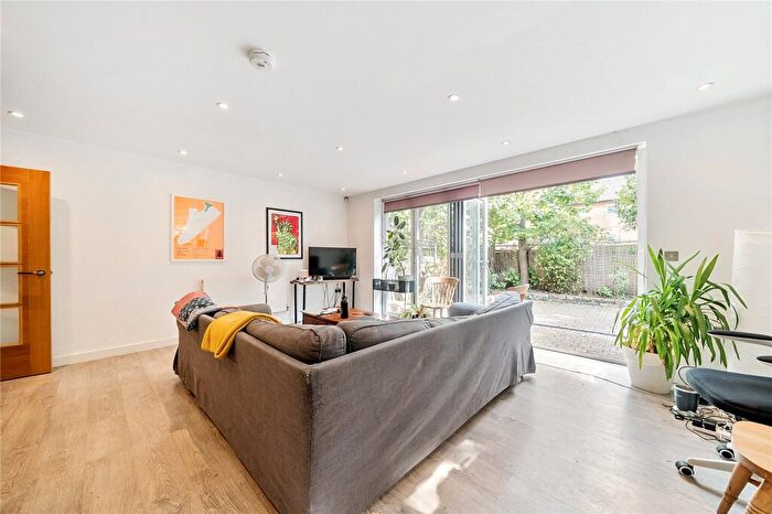 3 Bedroom Flat To Rent In Avenue Road, Tottenham, London, N15