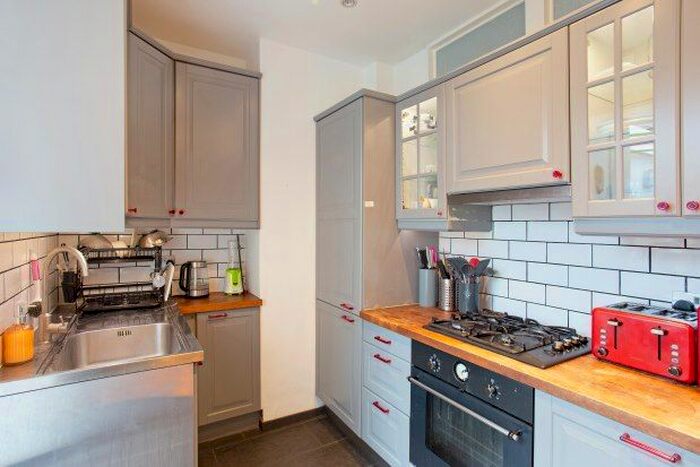 2 Bedroom Flat To Rent In Caxton Road, Shepherds Bush, W12