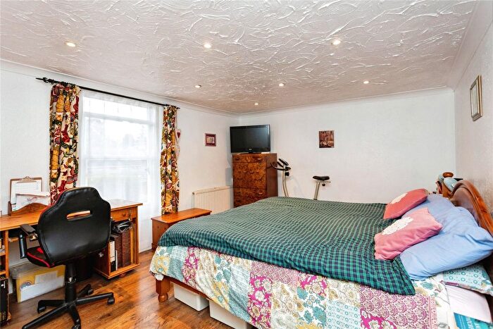 2 Bedroom Flat For Sale In Hadlow Road, Tonbridge, Kent, TN9