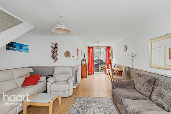 2 Bedroom End Of Terrace House For Sale In Lawdons Gardens, Croydon, CR0