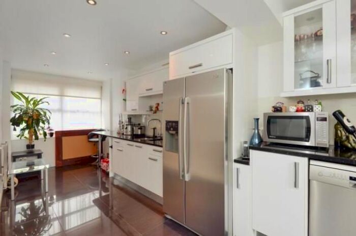 3 Bedroom End Of Terrace House To Rent In Friern Barnet, London, N11