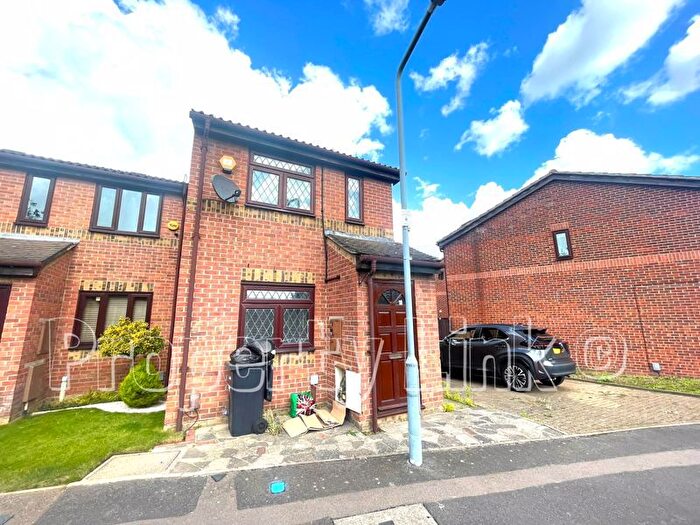 2 Bedroom Property To Rent In Gibson Road, Dagenham, RM8