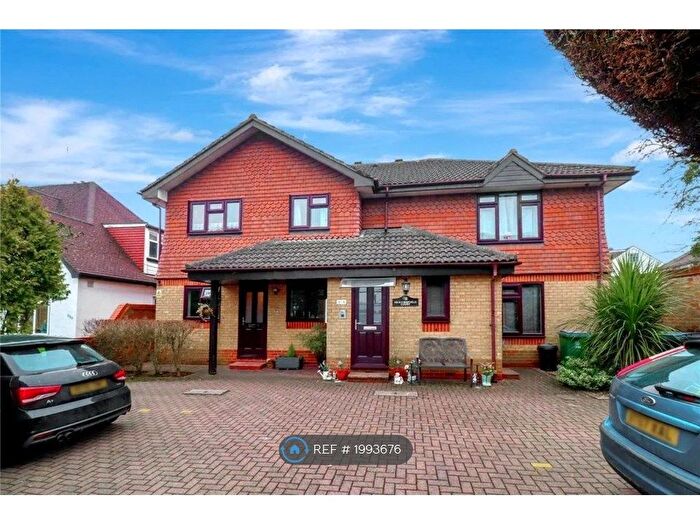 2 Bedroom Flat To Rent In Beaconsfield Court, Watford, WD25