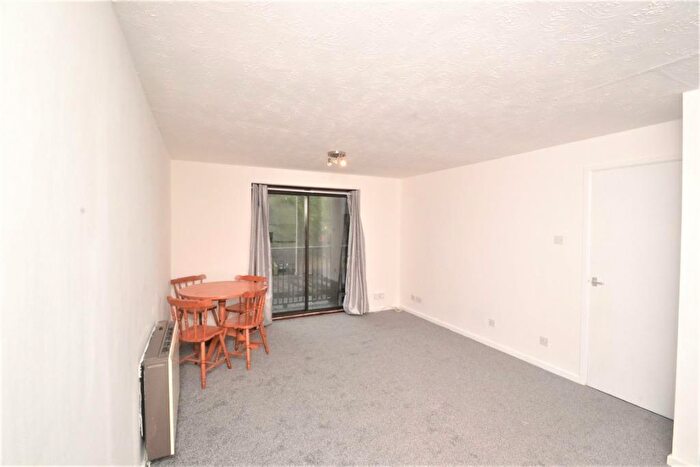 1 Bedroom Flat To Rent In Grove Road, Castle Gardens, Lenton, Nottingham, NG7