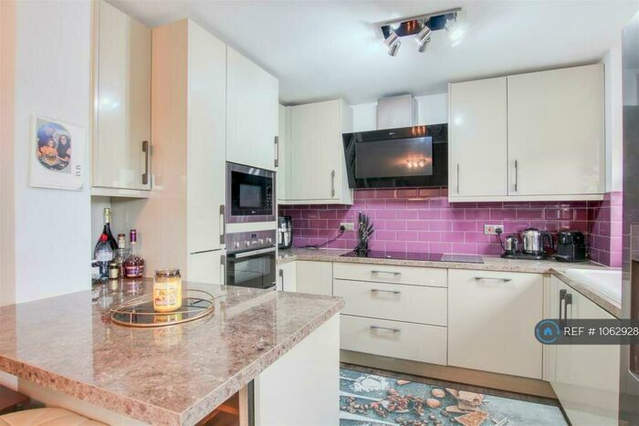 2 Bedroom Flat To Rent In Fisher Close, Enfield, EN3