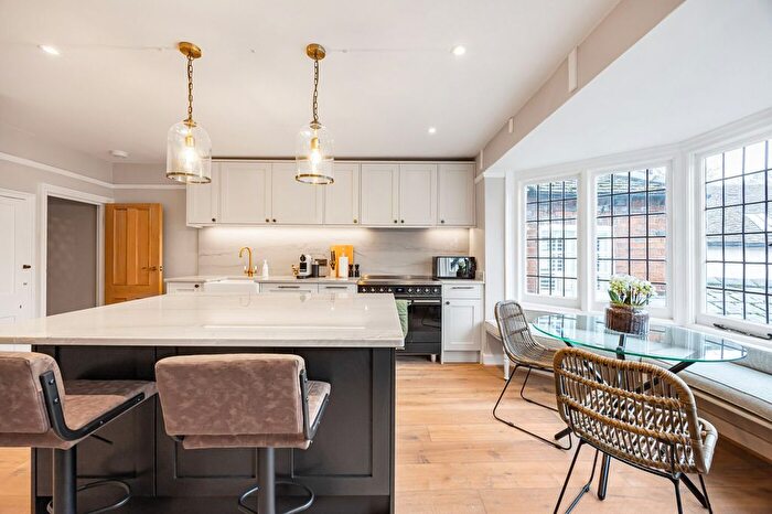 3 Bedroom Flat For Sale In Bell Street, Henley-On-Thames, RG9