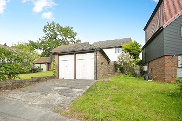 4 Bedroom Detached House For Sale In Kynance Close, Romford, RM3