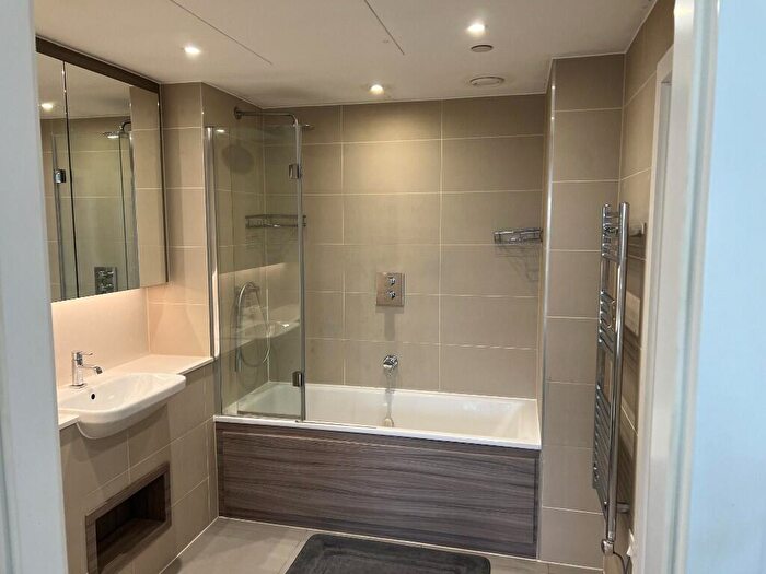 2 Bedroom Apartment To Rent In Lombard Road, London, SW11