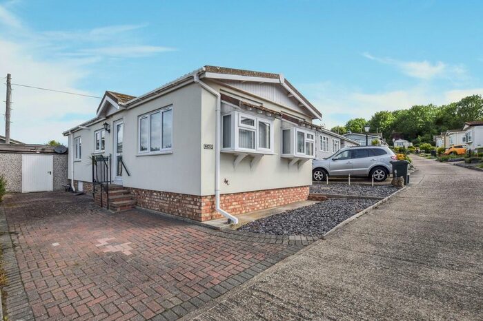 2 Bedroom Mobile/park Home For Sale In Yew Tree Park Homes, Charing, TN27