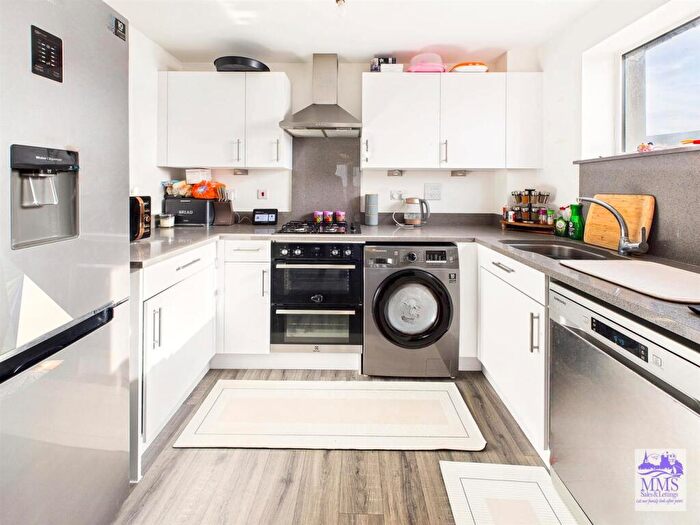 2 Bedroom Flat For Sale In Heath Wood Drive, Maidstone, ME14