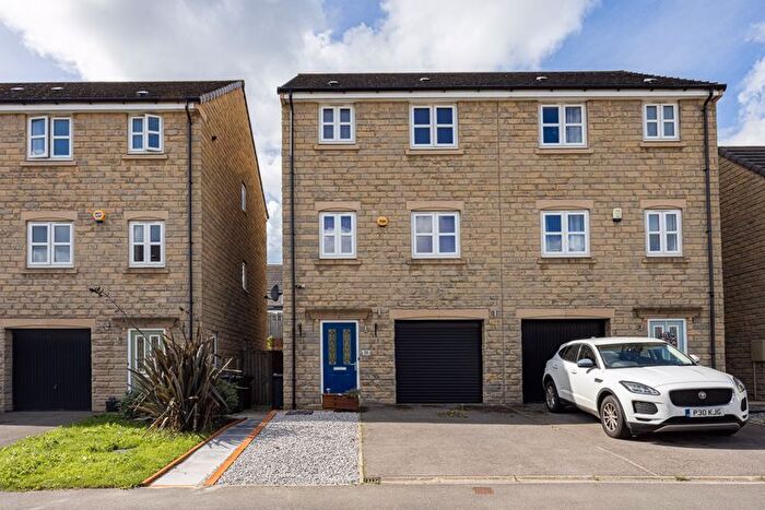 4 Bedroom Semi-Detached House To Rent In Tennyson Avenue, Lindley, Huddersfield, HD3