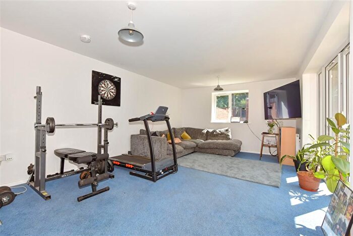 4 Bedroom Detached House For Sale In Blythe Road, Maidstone, Kent, ME15